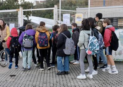 Imagen secundaria 1 - Arriba, imagen de la manifestación de este miércoles por la tarde en Donostia. Debajo, dos imágenes de entrada al colegio público Zuhaizti.