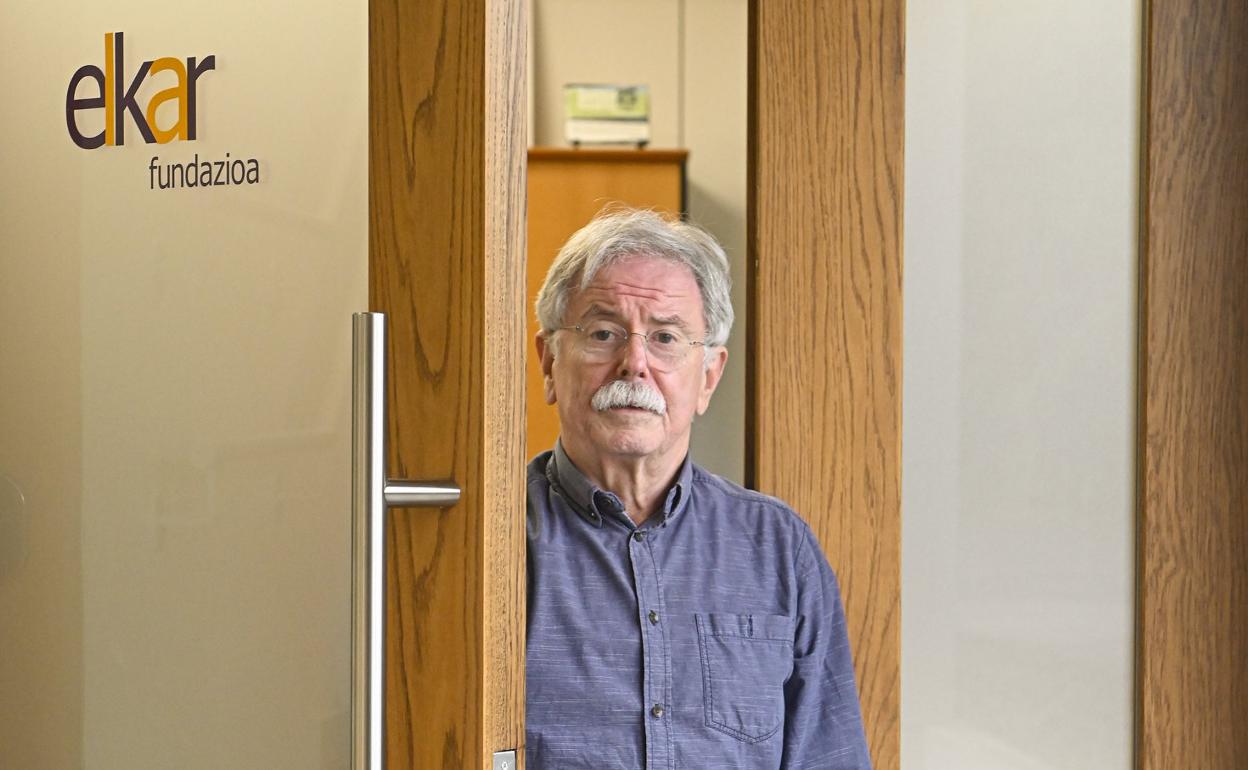 Joxe Mari Sors, en la sede central que Elkar estrenó el año pasado en Aduna. 