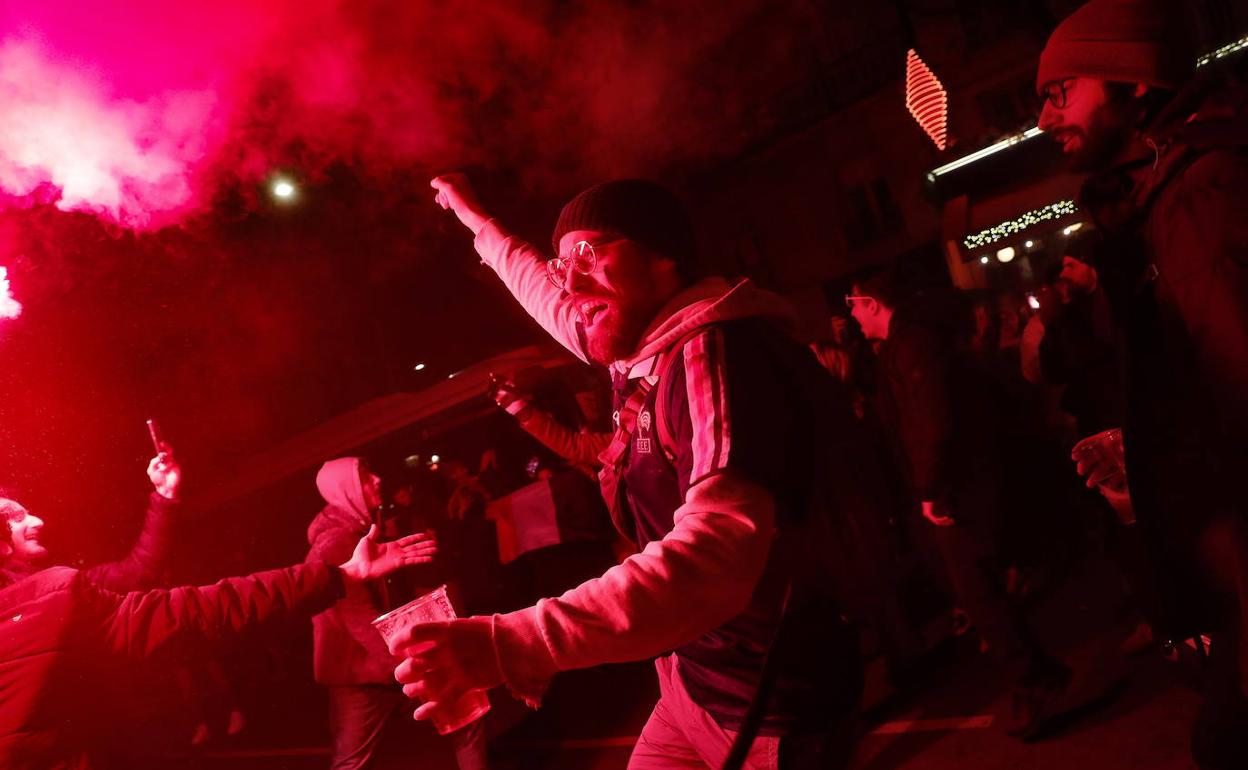 Momento de las celebraciones de seguidores franceses ayer en París.