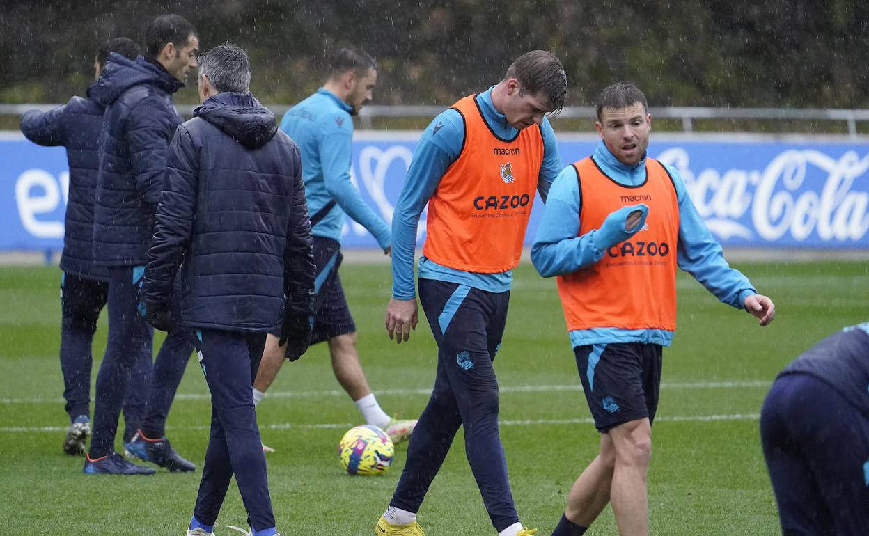 Alexander Sorloth, retirándose cabizbajo del entrenamiento del pasado lunes.