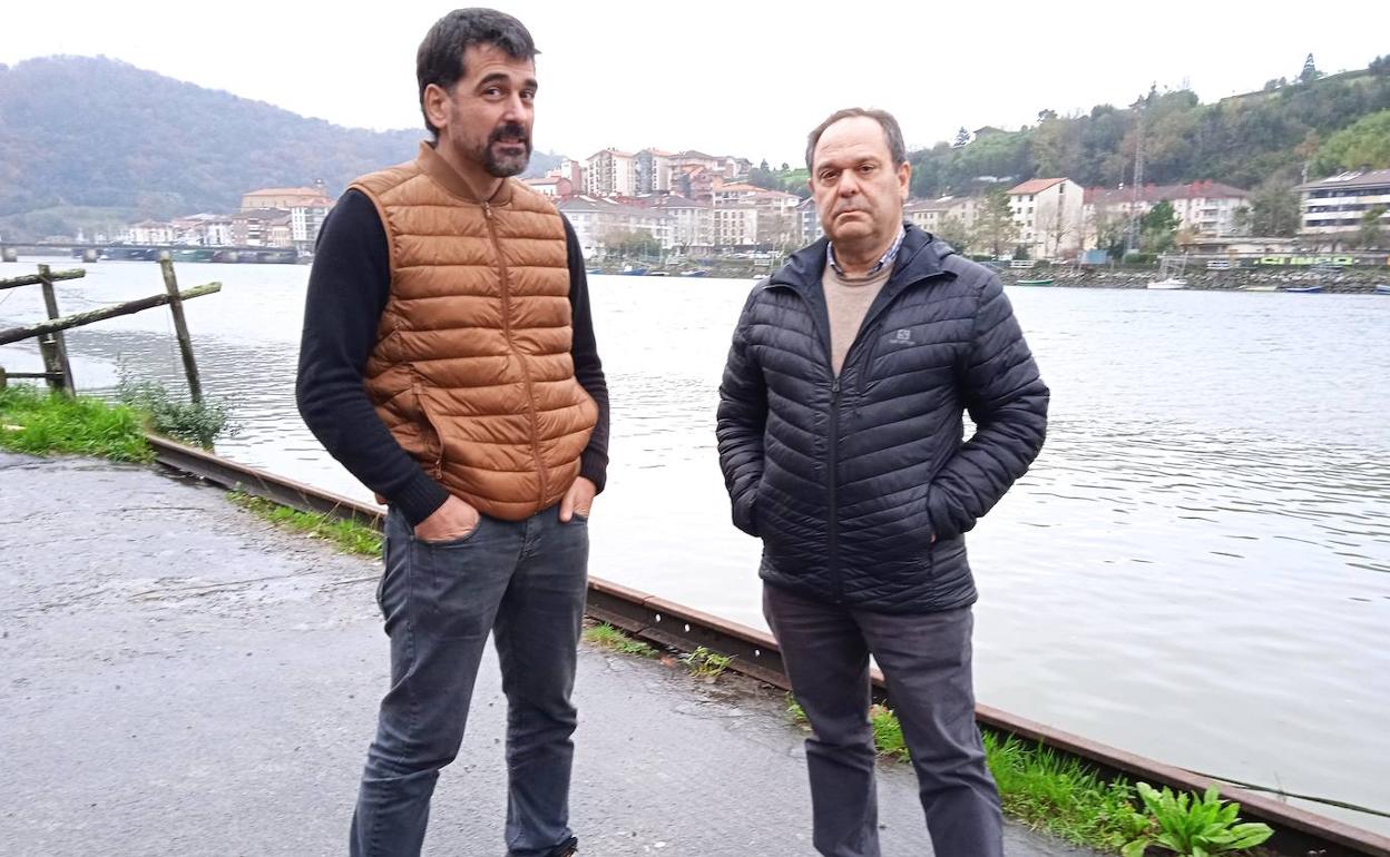 Unai Eizagirre e Iñaki Bedoya, presidente y secretario de la Asociación de Anguleros de Euskadi, hoy en Orio. 