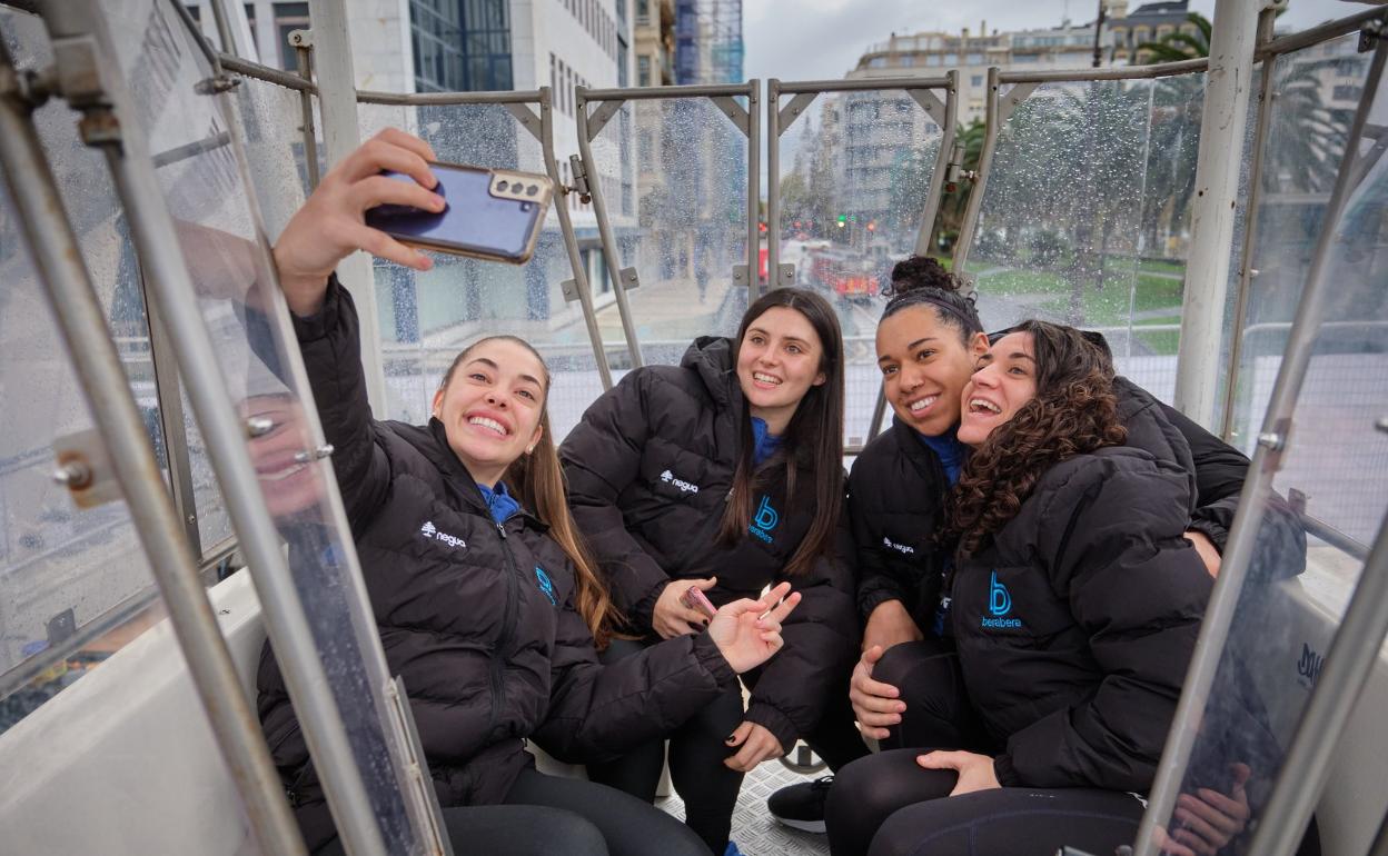 Arcos, Polonia, Fernandes y Arrojería, sonrientes en la noria. 