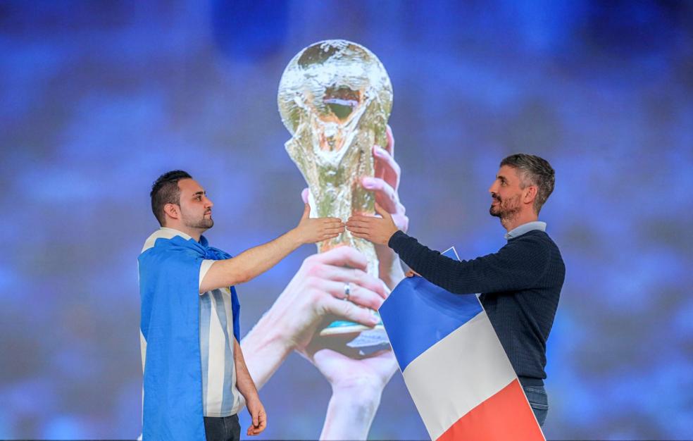 Nicolás Carrera y Xabier Ortuño acarician en DV Guneala imagen de la Copa del Mundo que aspiran a ganar sus compatriotas de Argentina y Francia. 
