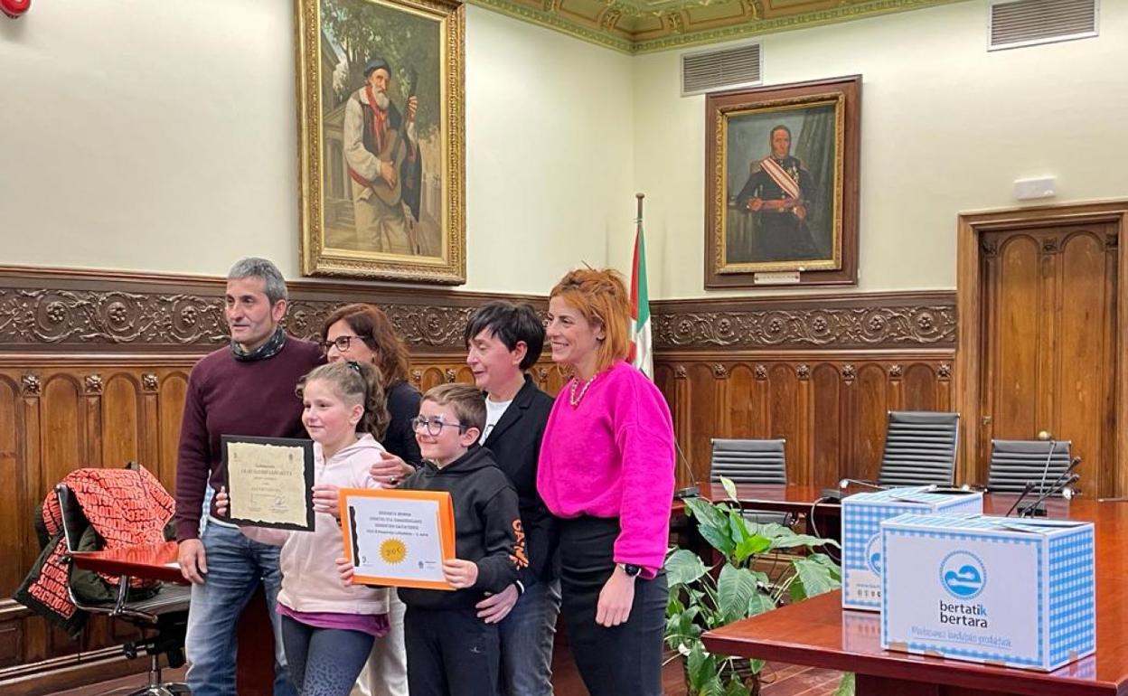 Ricardo Pérez y Karmele Monterrubio, junto a sus hijos, y las concejalas Rosa Maiza y Maialen Fidalgo, en la entrega de premios. 
