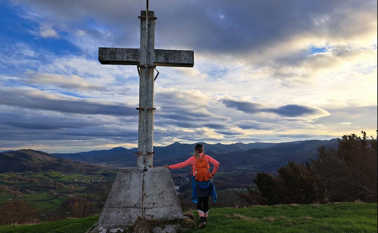 La cruz de Murgil sitúa a este monte, que no cuenta con buzón, desde el que las vistas son magníficas.