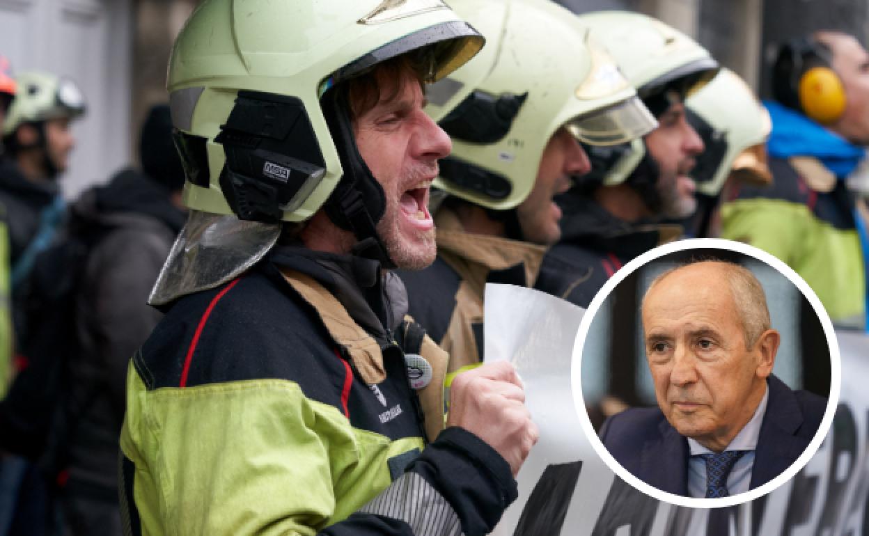 Un nutrido grupo de bomberos se han manifestado frente al edificio del Parlamento Vasco, en Gasteiz.