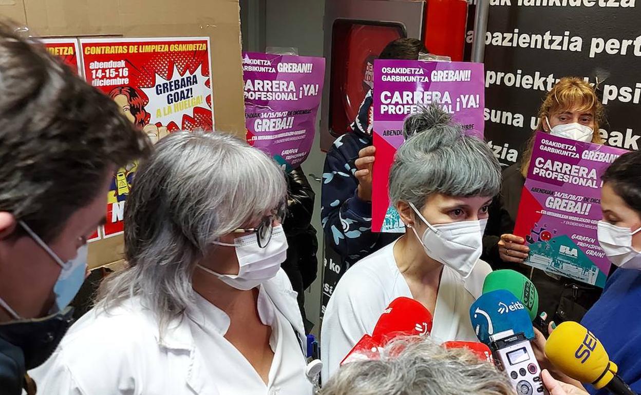 Las responsables sanitarias Manuela Pérez y Miren Telleria han comparecido tras la asamblea en el Hospital de Donostia.