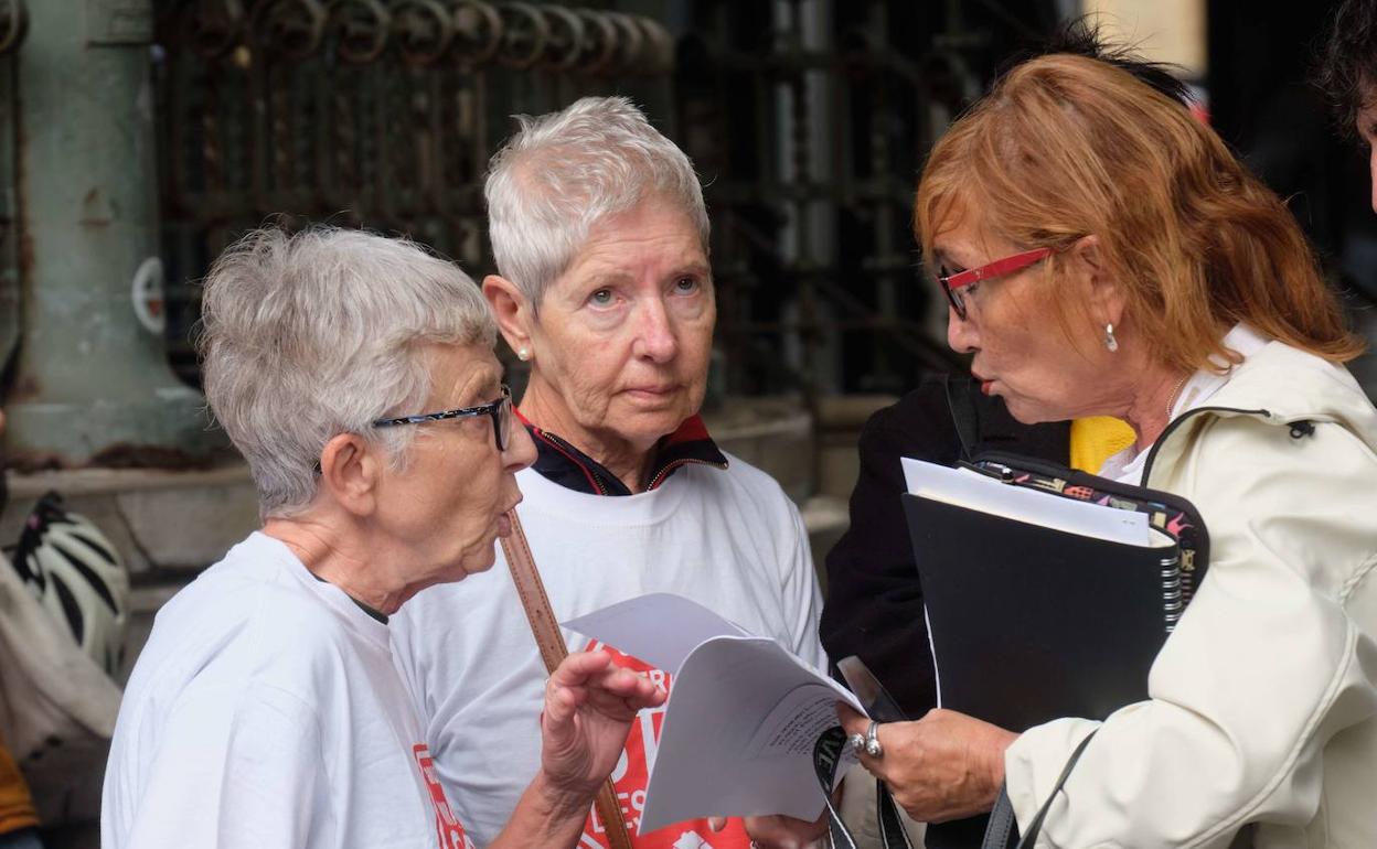 Rosa Pérez y María Ángeles Otegi, en una protesta en Donostia. 