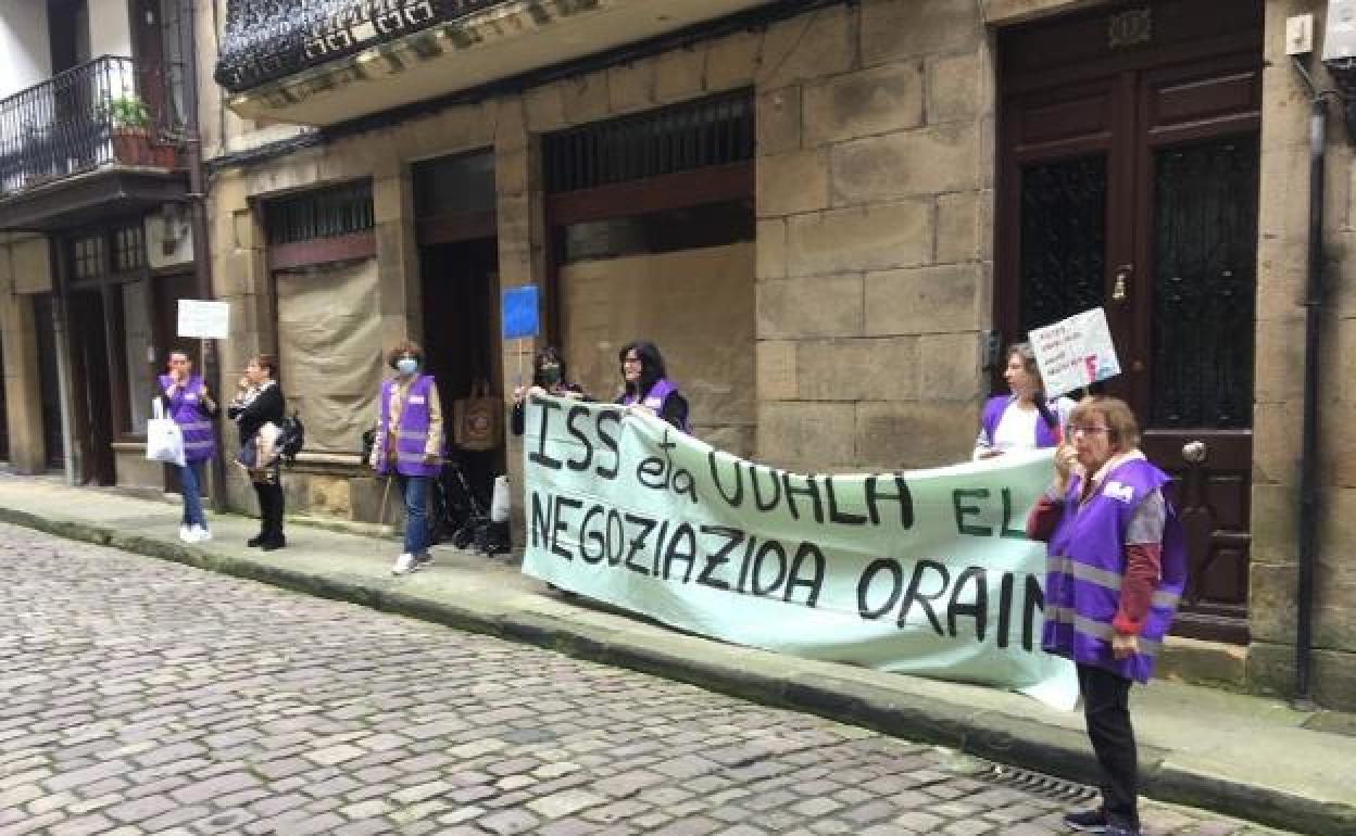 Trabajadoras de la limpieza durante una protesta delante del Ayuntamiento.