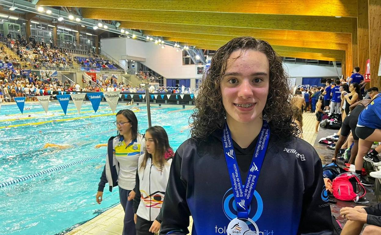 Nahia Garrido, nadadora de 15 años de Urretxu, ha hecho plata y mejor marca nacional de su edad. 