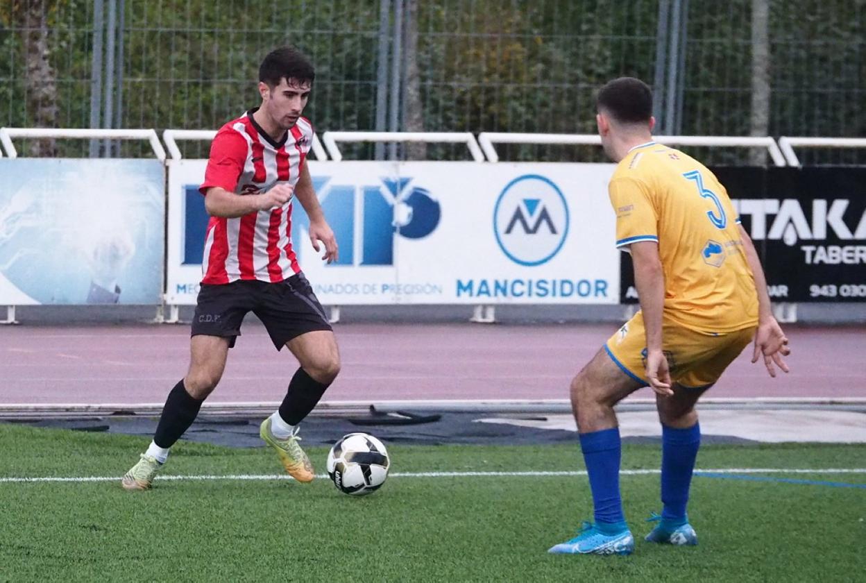 Mugerza trata de superar a un jugador del Añorga en Mintxeta. 