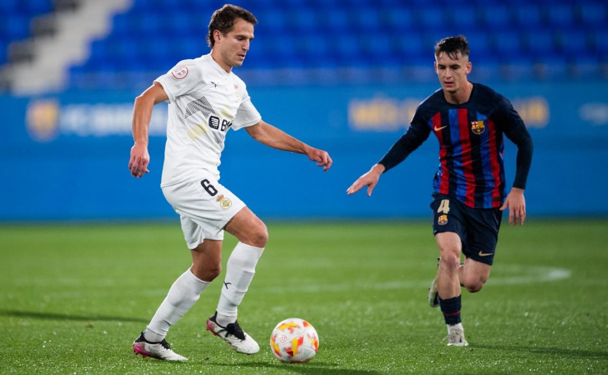 Jagoba Behobide conduce el balón ante Casadó este sábado en el Estadi Johan Cruyff. 