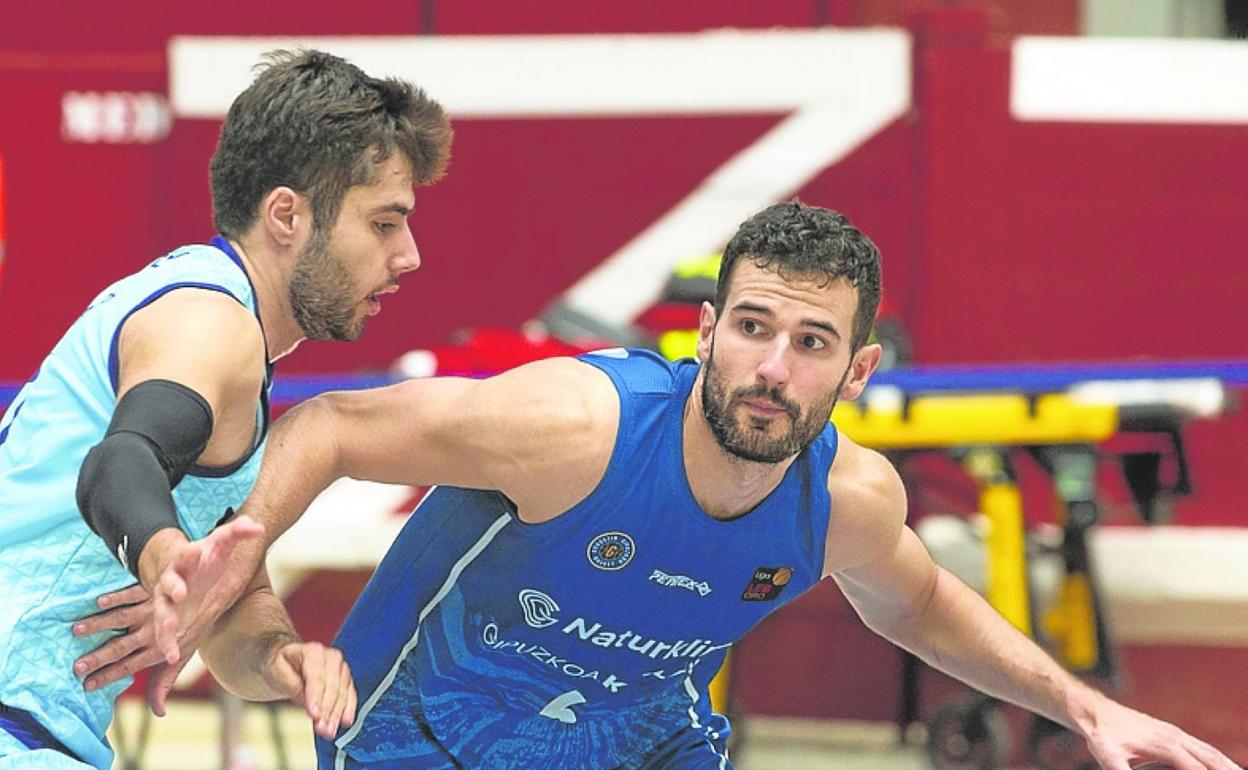 Zubizarreta, que reaparece hoy, sube la bola ante el Palencia. 