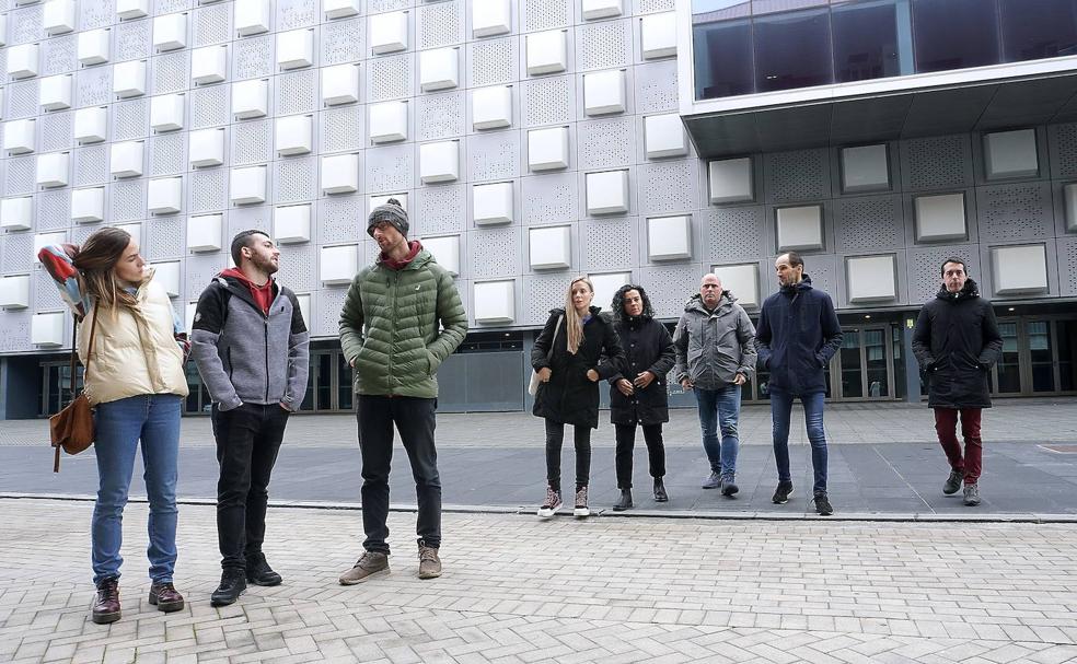 Los finalistas. Los ocho bertsolaris, el día de la presentación de la final. 