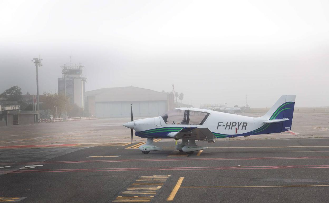 El aeropuerto de Hondarribia, un día de niebla
