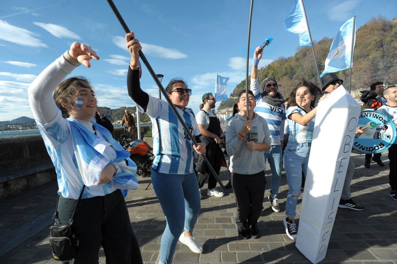 Fotos: La afición argentina, a ritmo de batucada en Donostia