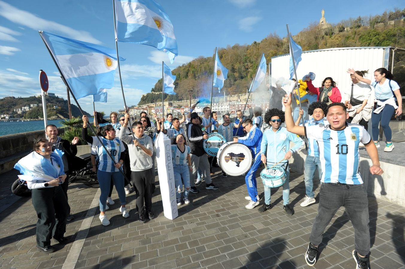 Fotos: La afición argentina, a ritmo de batucada en Donostia