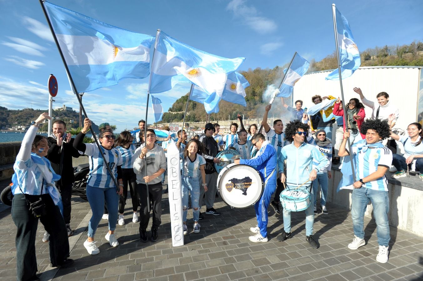 Fotos: La afición argentina, a ritmo de batucada en Donostia