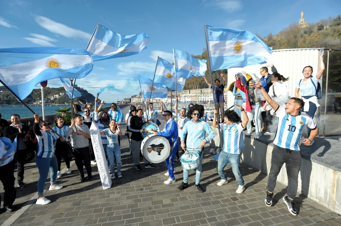 Fotos: La afición argentina, a ritmo de batucada en Donostia