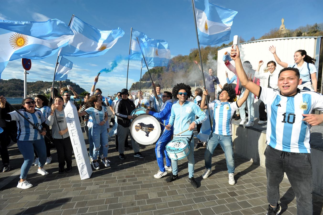 Fotos: La afición argentina, a ritmo de batucada en Donostia