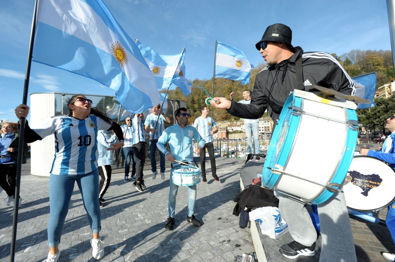 Fotos: La afición argentina, a ritmo de batucada en Donostia