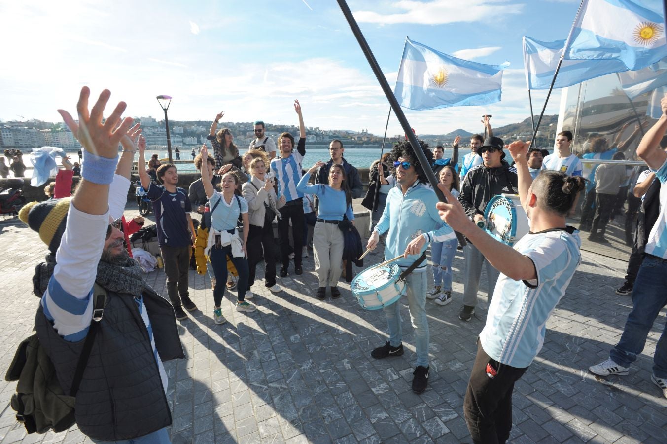 Fotos: La afición argentina, a ritmo de batucada en Donostia