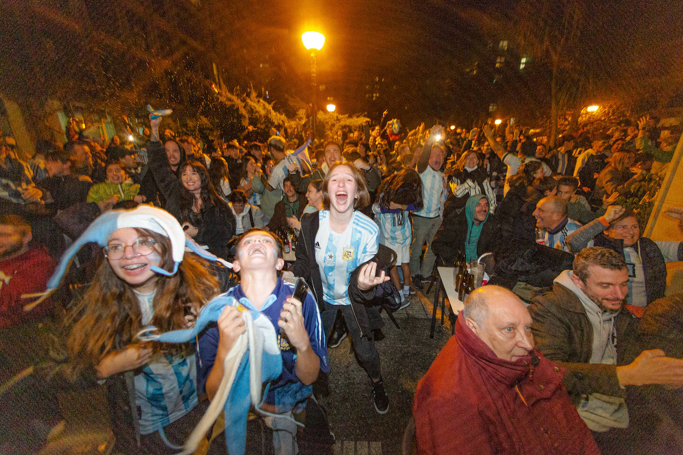 Fotos: La afición argentina, a ritmo de batucada en Donostia