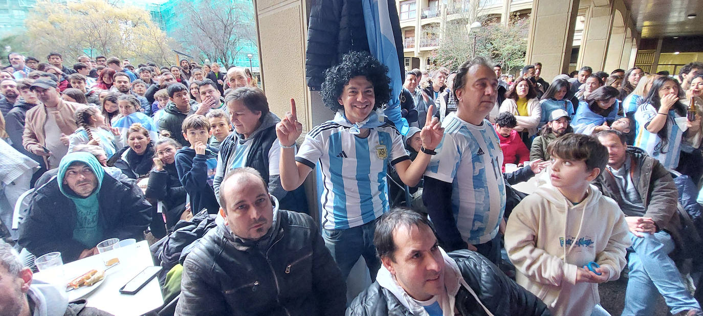 Fotos: La afición argentina, a ritmo de batucada en Donostia