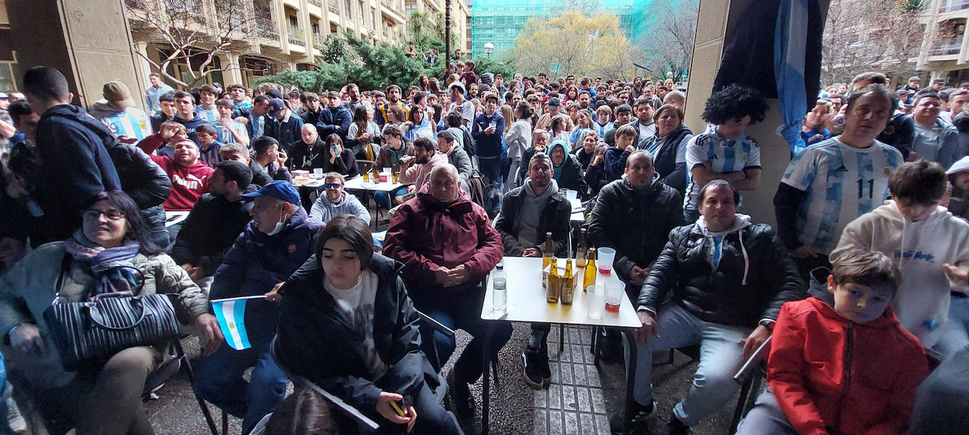 Fotos: La afición argentina, a ritmo de batucada en Donostia