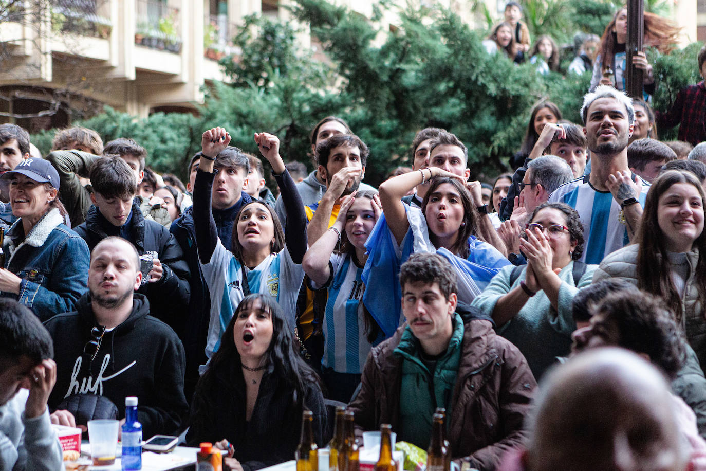 Fotos: La afición argentina, a ritmo de batucada en Donostia