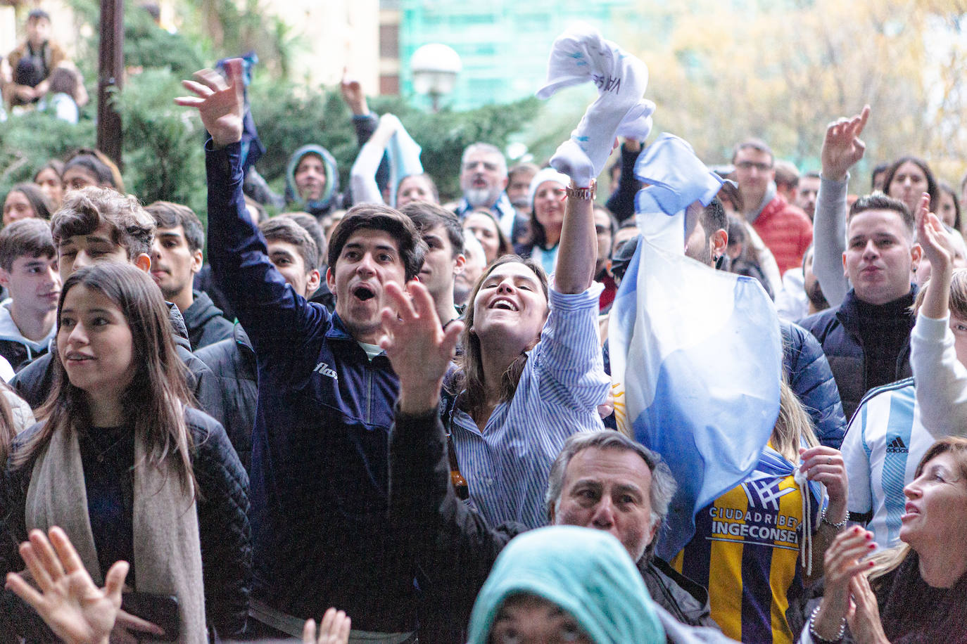 Fotos: La afición argentina, a ritmo de batucada en Donostia