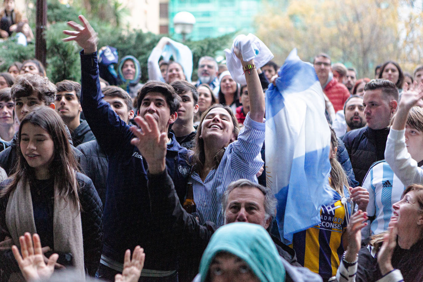 Fotos: La afición argentina, a ritmo de batucada en Donostia