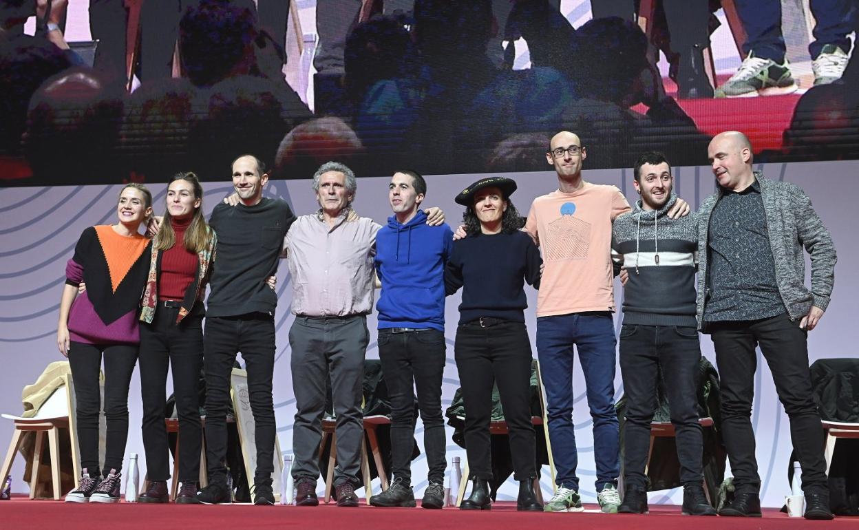 Foto de familia de los ocho bertsolaris, con Iñaki Murua. 