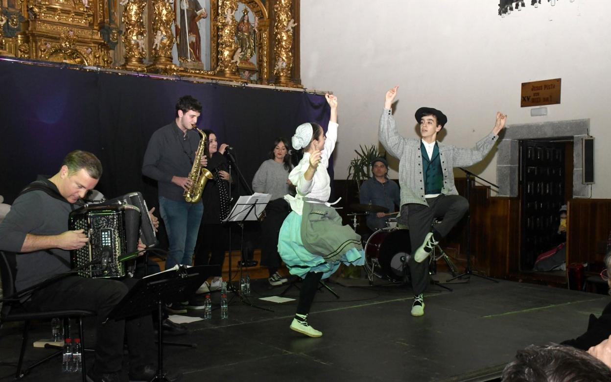 Onditz Esnaola eta Jurgi Errandonea dantzan ikuskizunean. 