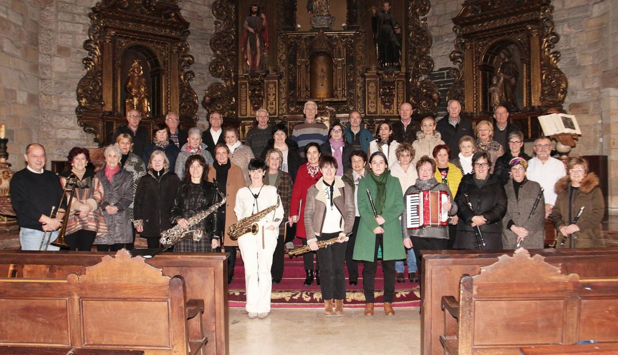 Los componentes de la coral Santa Ana, junto a los de Barikuan y Ordiziako Txistulariak en un ensayo. 