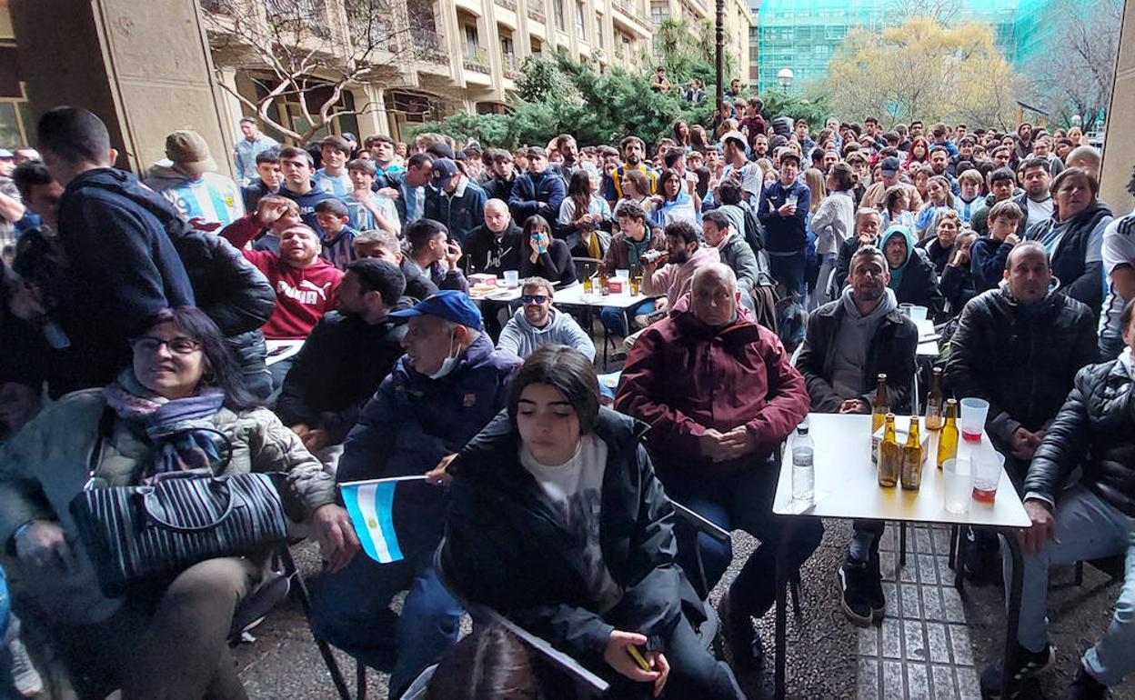 Seguidores argentinos animando a su selección este mediodía en Donostia