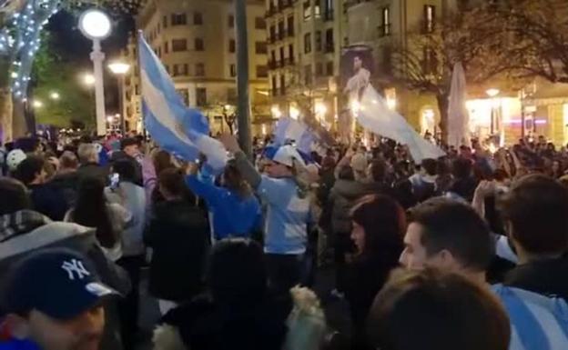 El boulevard donostiarra invadido por la marea argentina