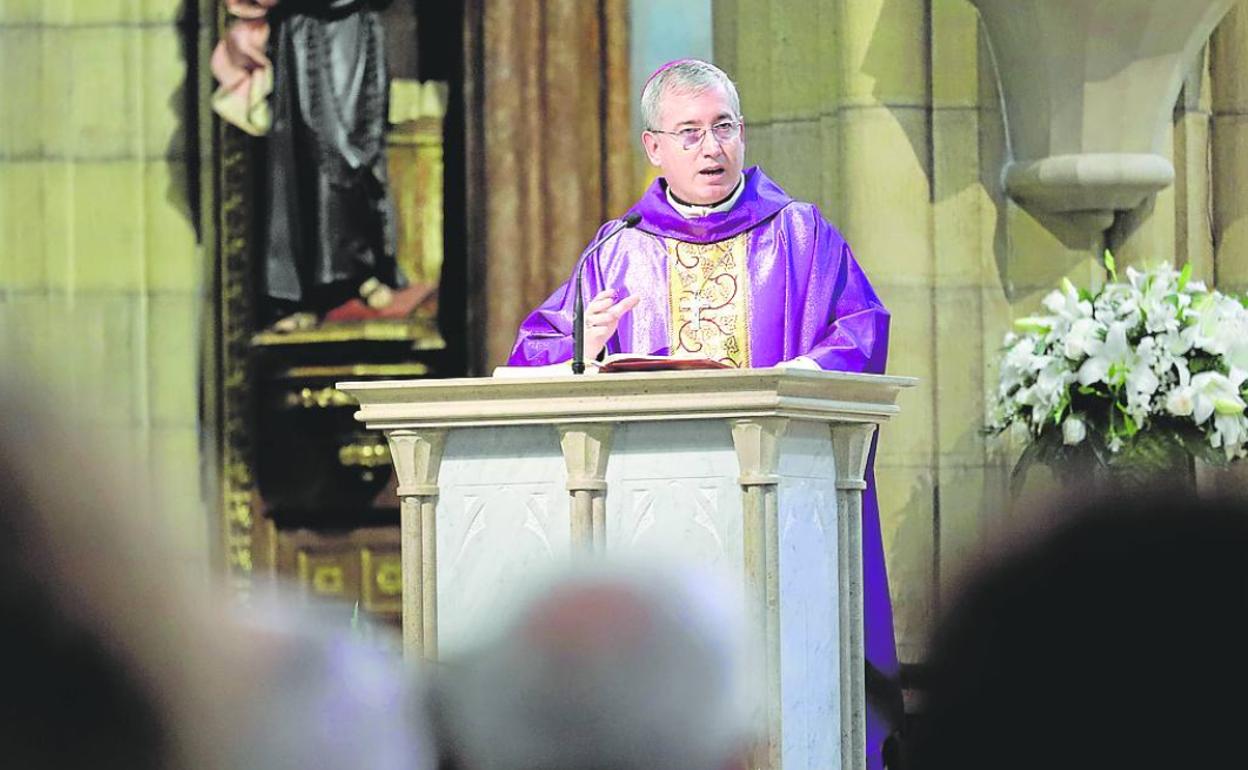 El obispo Fernando Prado, durante su primera misa este domingo en la Catedral del Buen Pastor.