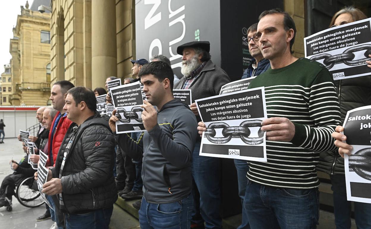 Baserritarras de Enba se han concentrado en el Koldo Mitxelena para denunciar la situación «asfixiante» que viven. 