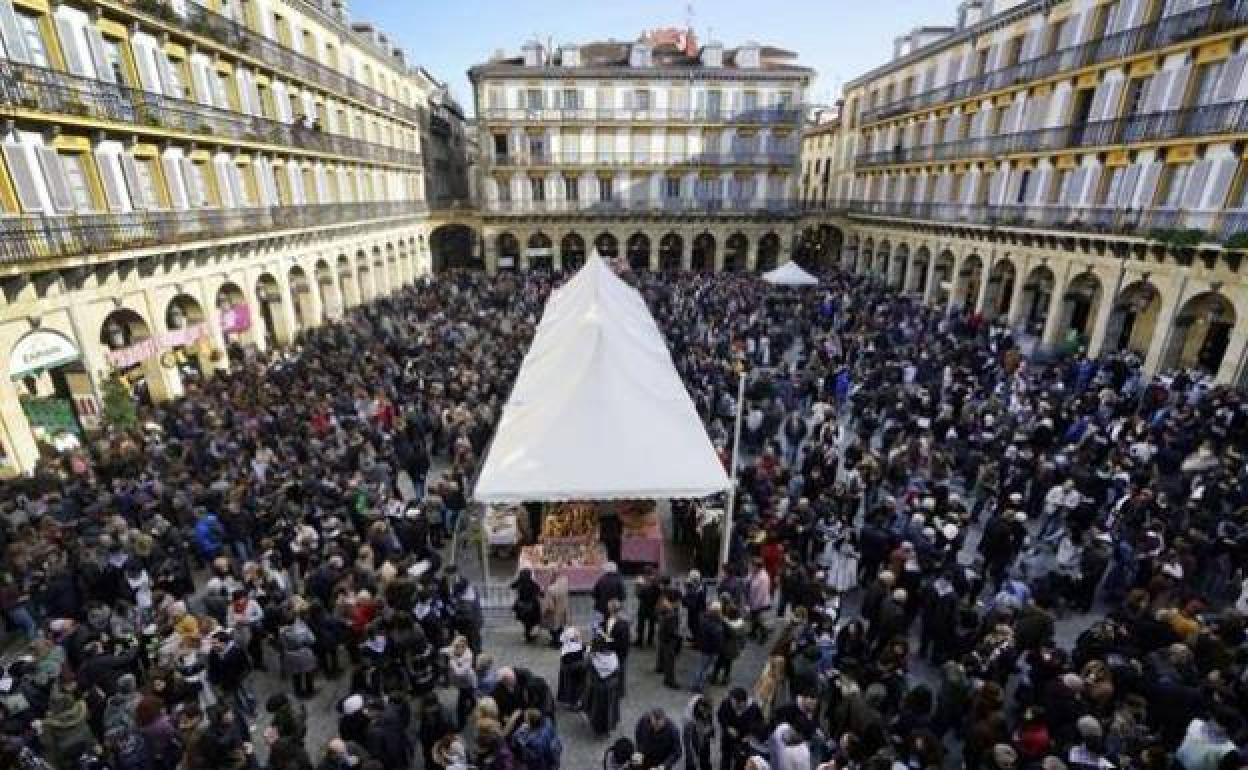 La plaza de la Constitución, llena de público durante la feria de Santo Tomás.