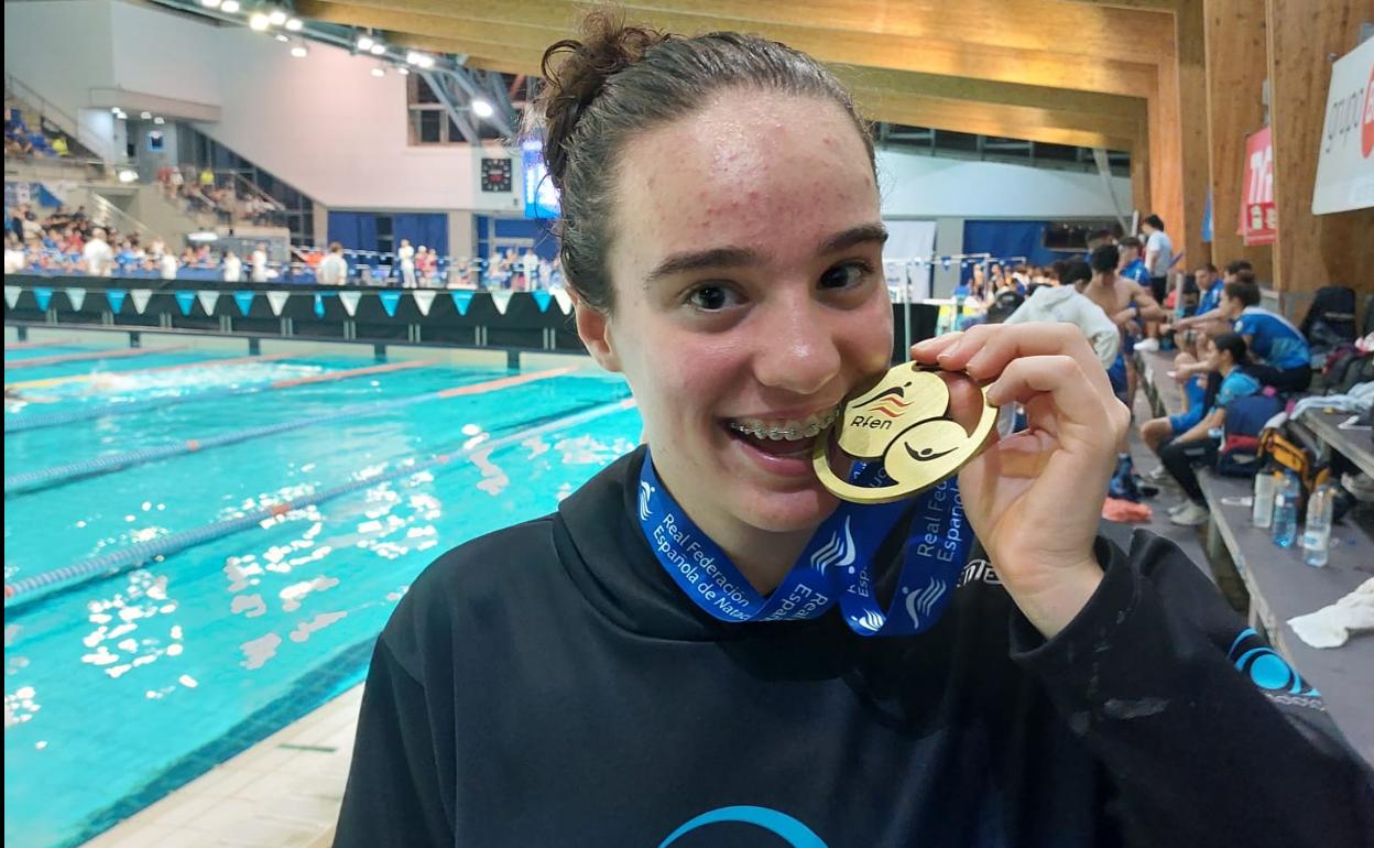 La nadadora Nahia Garrido, feliz, con su medalla de oro en el Campeonato de España de Natación Absoluto. 