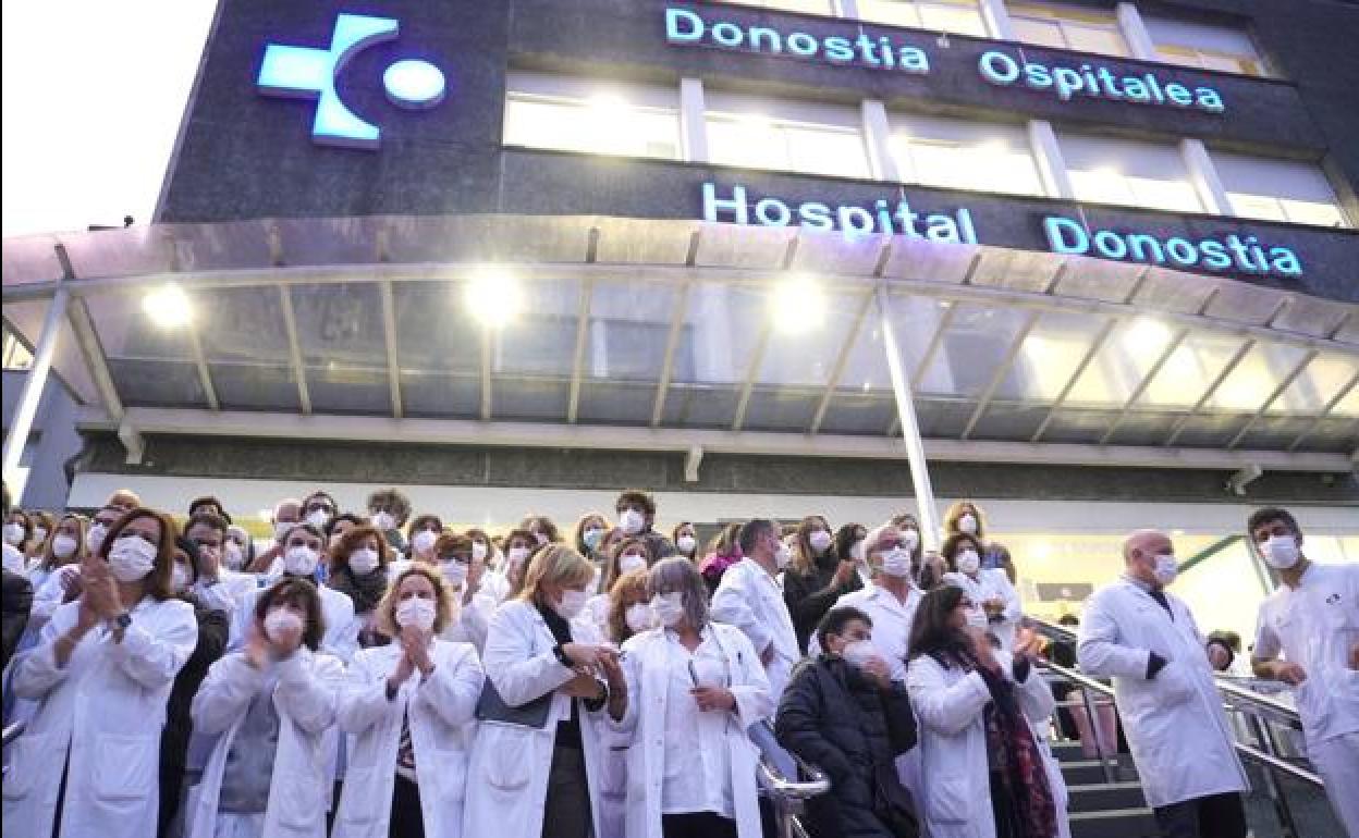 Una de las concentraciones de los Jefes de servicio a la entrada del hospital Donostia. 