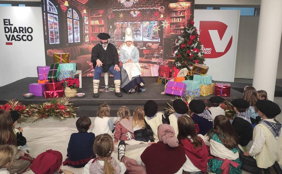 Vídeo: Encuentro íntegro de Olentzero y Mari Domingi con los txikis en las instalaciones de El Diario Vasco