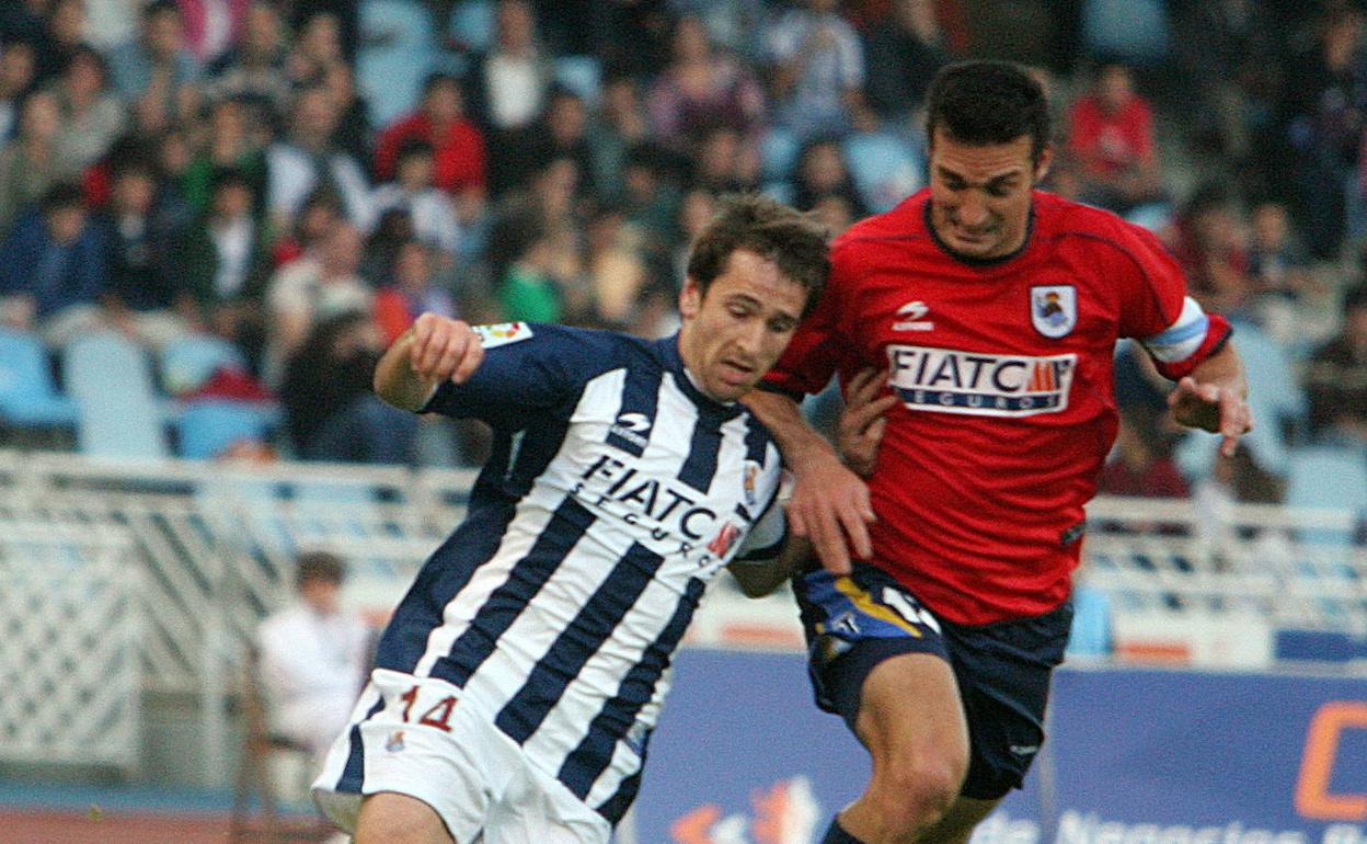 Aitor López Rekarte lucha un balón con Scaloni, por aquel entonces en el Deportivo, aunque con la camiseta de la Real Sociedad. 