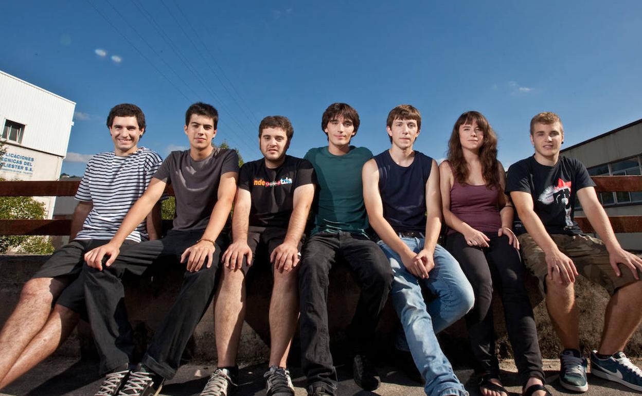 Hamabost urte igaro dituzte taldearen inguruan, «bizitza erdia». 