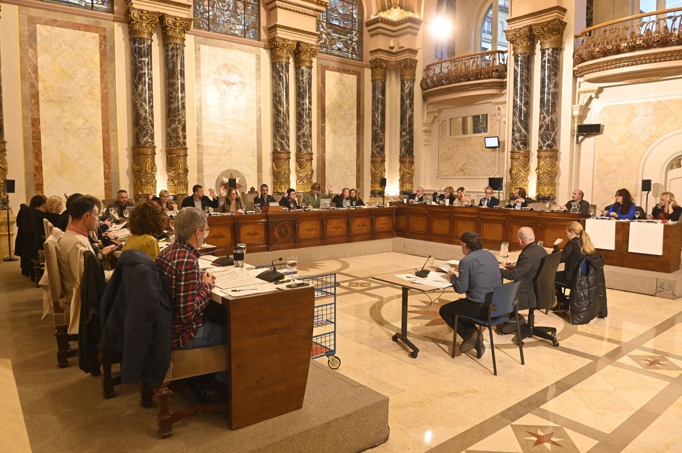 La corporación municipal vota uno de los puntos del orden del día del Pleno celebrado este martes en el Ayuntamiento. 