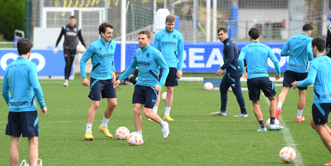 Fotos: Los realistas se ejercitan en Zubieta