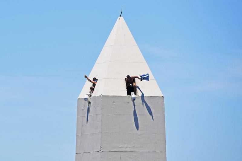 Los seguidores asoman entre uno de los ventanucos del imponente obelisco bonaerense. 