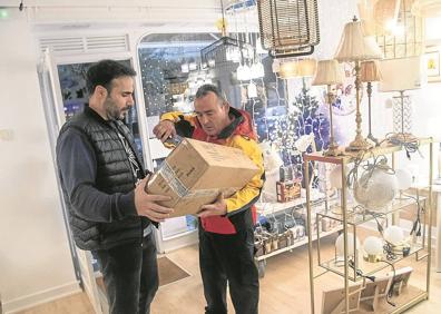 Imagen secundaria 1 - El repartidor Ioritz Rojo, en distintas fases de su jornada. 