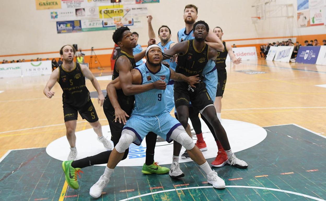 Magassa, Kamba y Sy luchan por el rebote. 